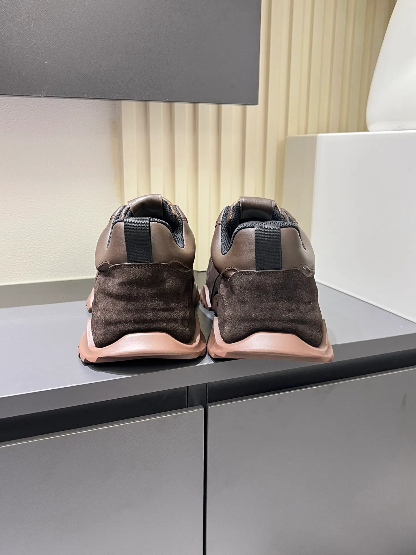 p600 "LOUI* VUITTO*" popular men's casual shoes, genuine development in Italy 💯Purchasing level quality ✔️The upper is made of first-layer cowhide, comfortable and soft sheepskin feet ⚡️ Fashionable and versatile, the toe last shape is firm and full, the soles are made from original LV molds and can be freely entered and exited the counter. Light and comfortable on the feet~Purely handmade, details determine quality! Size:39-44!